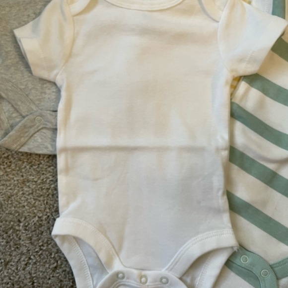 NEW Baby Onesies 7 Pack Size 0-3 Month Basic Bodysuits Neutral Easy Snap Closure - Picture 7 of 15